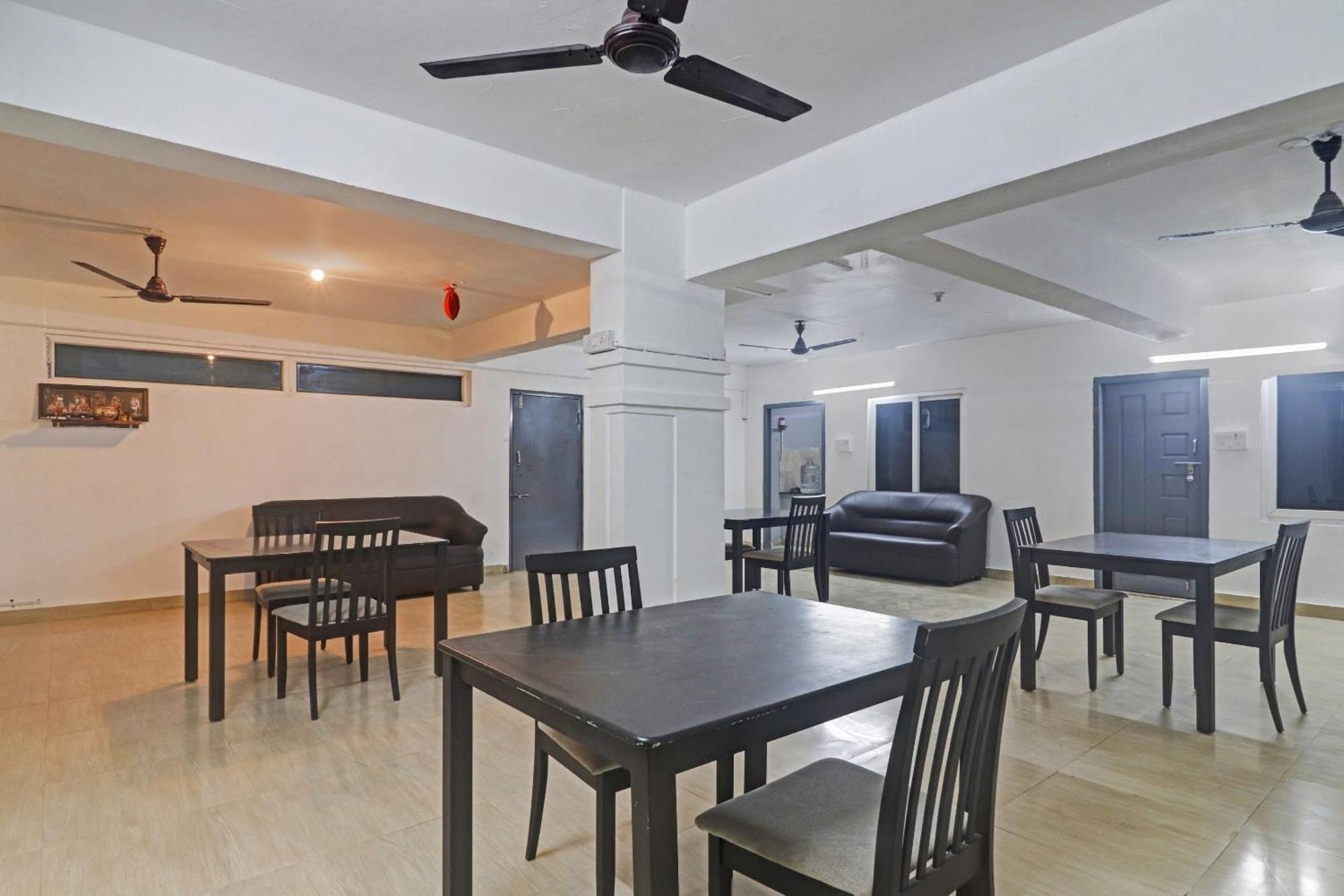 Townhouse De Alphabet Hotel Gachibowli Bagian luar foto
