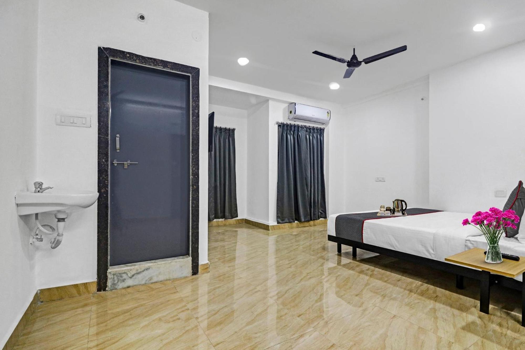 Townhouse De Alphabet Hotel Gachibowli Bagian luar foto