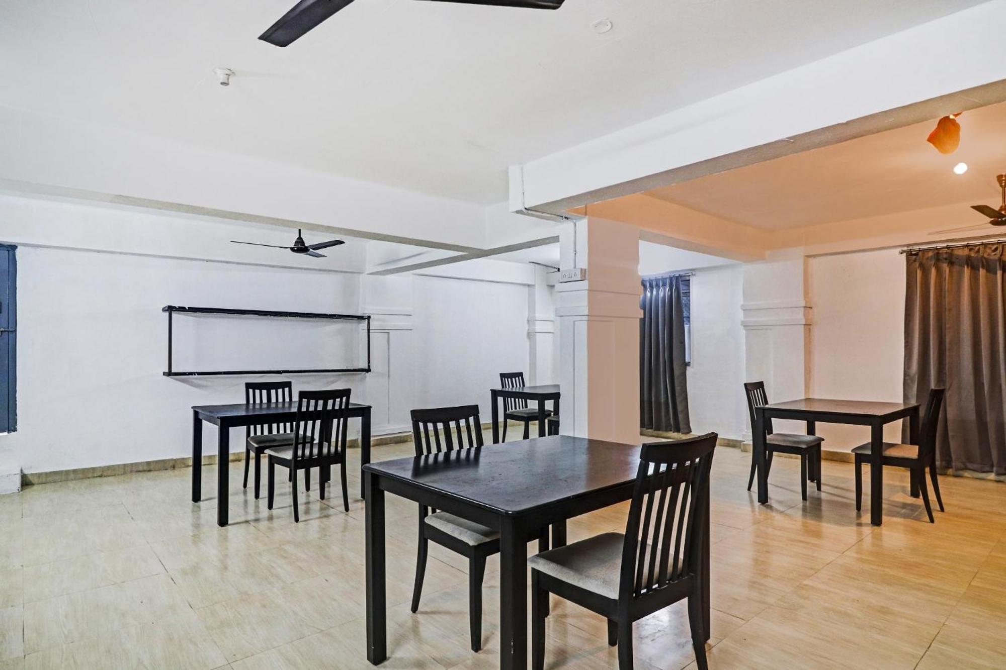 Townhouse De Alphabet Hotel Gachibowli Bagian luar foto