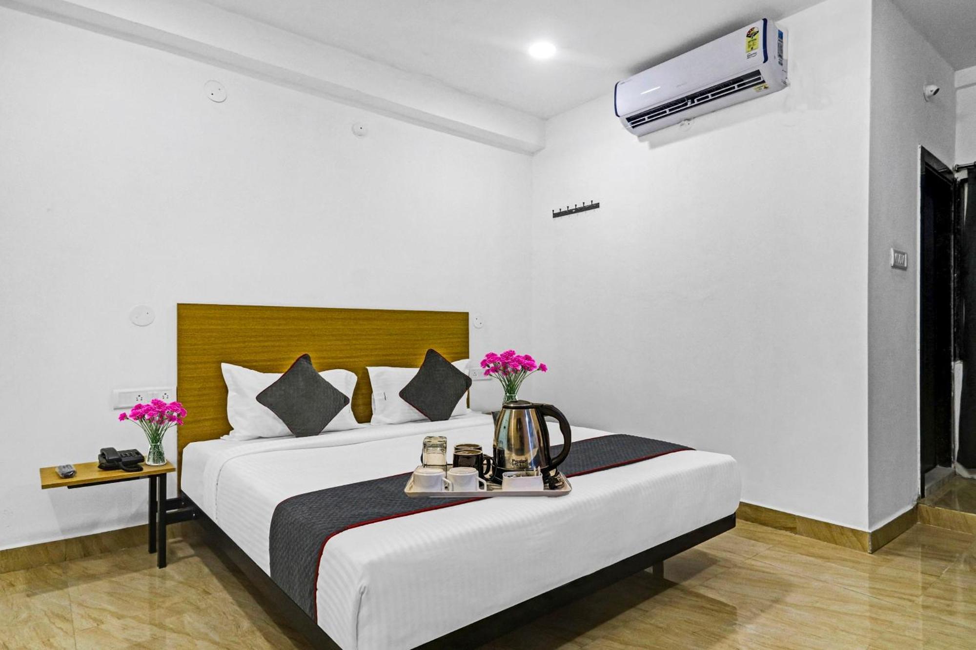 Townhouse De Alphabet Hotel Gachibowli Bagian luar foto